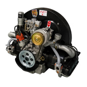 Klassischer luftgekühlter Automotor mit sichtbaren Metallriemen, Kabeln und Aufklebern