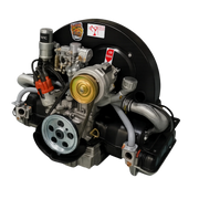 Original VW Typ-1 luftgekühlter Motor mit schwarzen Abdeckungen und roten sowie goldfarbenen Details, isoliert