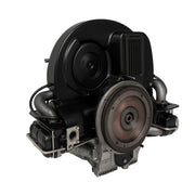 Schwarzer klassischer Auto-Motor mit Kühler und Metallteilen auf weißem Hintergrund