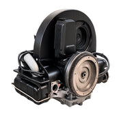 Schwarzer Luftgekühlter Boxermotor mit Lüfter, Ansaugrohr und Schwungrad vor weißem Hintergrund